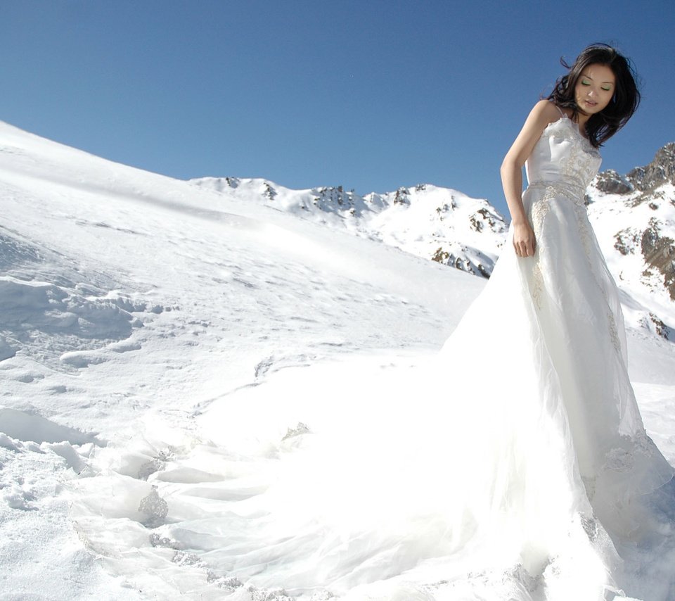 Обои горы, снег, девушка, платье, азиатка, mountains, snow, girl, dress, asian разрешение 1920x1200 Загрузить
