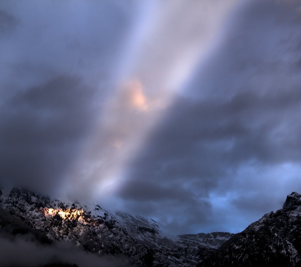 Обои небо, горы, снег, тучи, луч, просвет, the sky, mountains, snow, clouds, ray, clearance разрешение 1920x1200 Загрузить