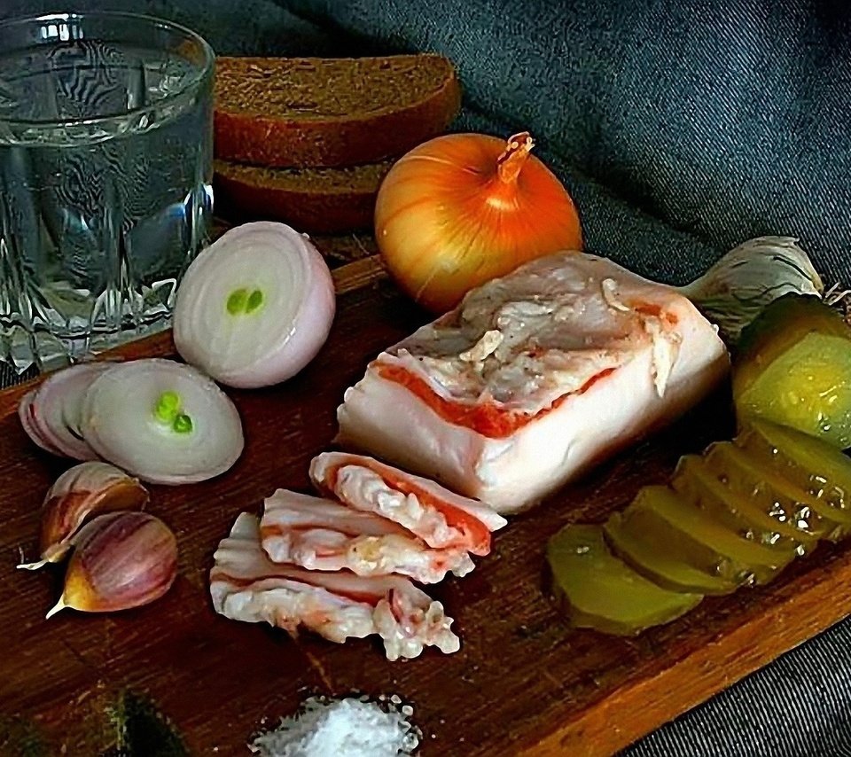 Обои лук, хлеб, водка, чеснок, огурцы, сало, bow, bread, vodka, garlic, cucumbers, fat разрешение 1920x1200 Загрузить