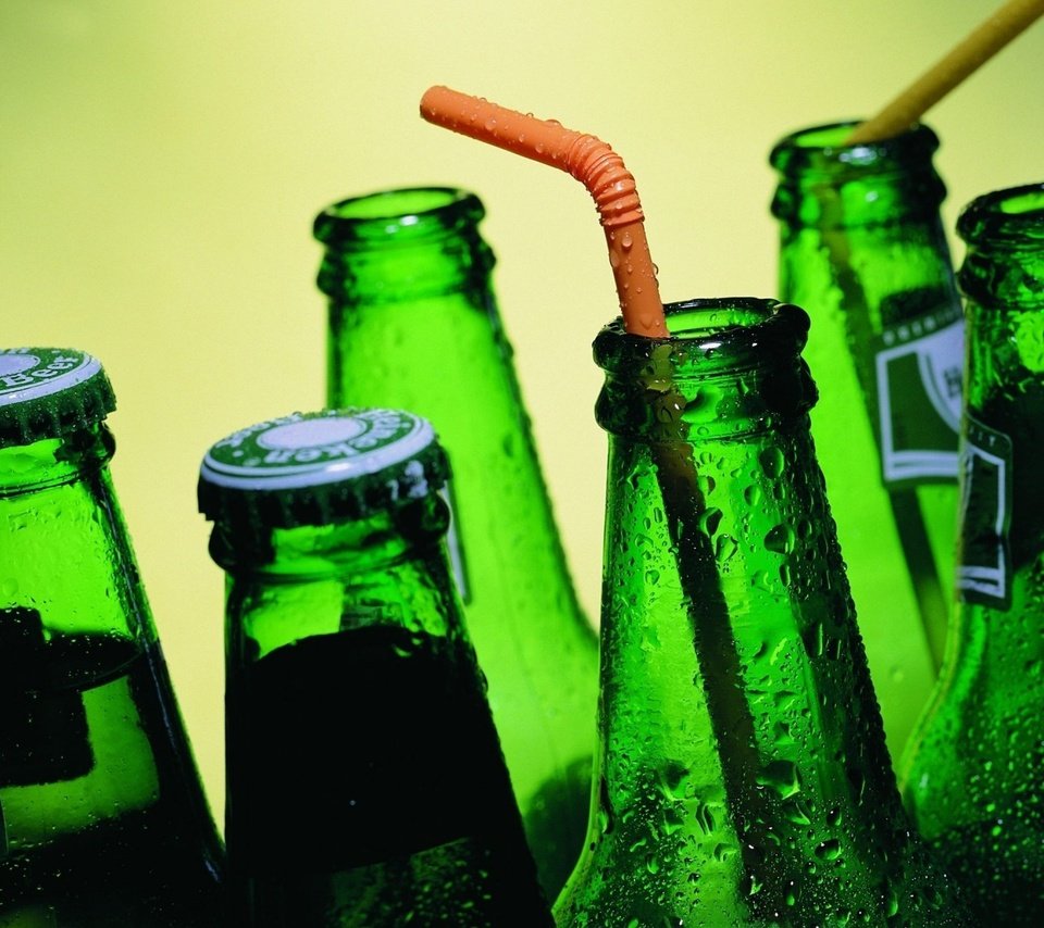 Обои капли, стекло, пиво, бутылки, heineken, drops, glass, beer, bottle разрешение 1920x1200 Загрузить