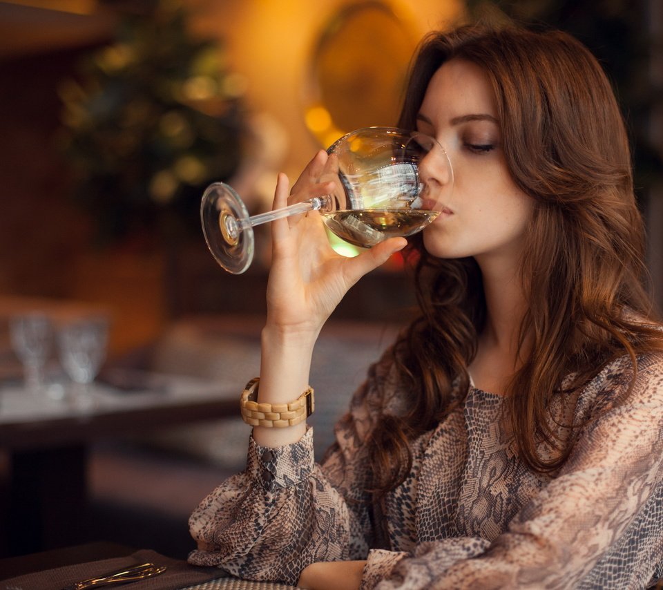 Обои девушка, настроение, кафе, бокал, вино, шатенка, лера, girl, mood, cafe, glass, wine, brown hair, lera разрешение 2560x1730 Загрузить