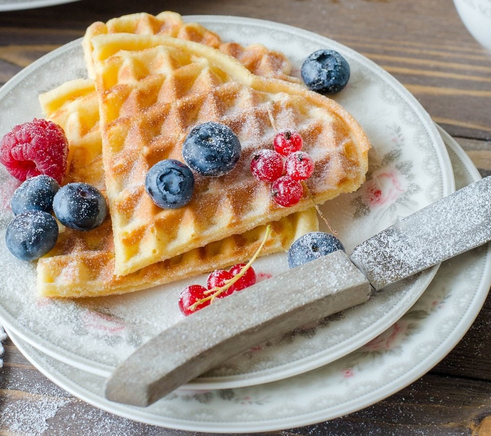 Обои малина, ягоды, сахарная пудра, смородина, вафли, голубика, raspberry, berries, powdered sugar, currants, waffles, blueberries разрешение 2000x1306 Загрузить