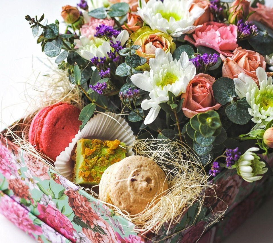 Обои розы, букет, подарок, хризантемы, пирожные, композиция, roses, bouquet, gift, chrysanthemum, cakes, composition разрешение 1920x1243 Загрузить