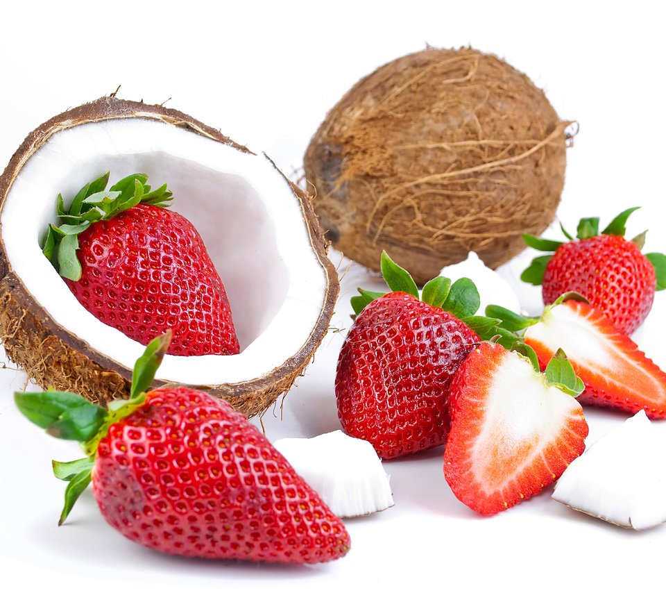 Обои клубника, ягоды, белый фон, плоды, кокосы, strawberry, berries, white background, fruit, coconuts разрешение 4200x3000 Загрузить