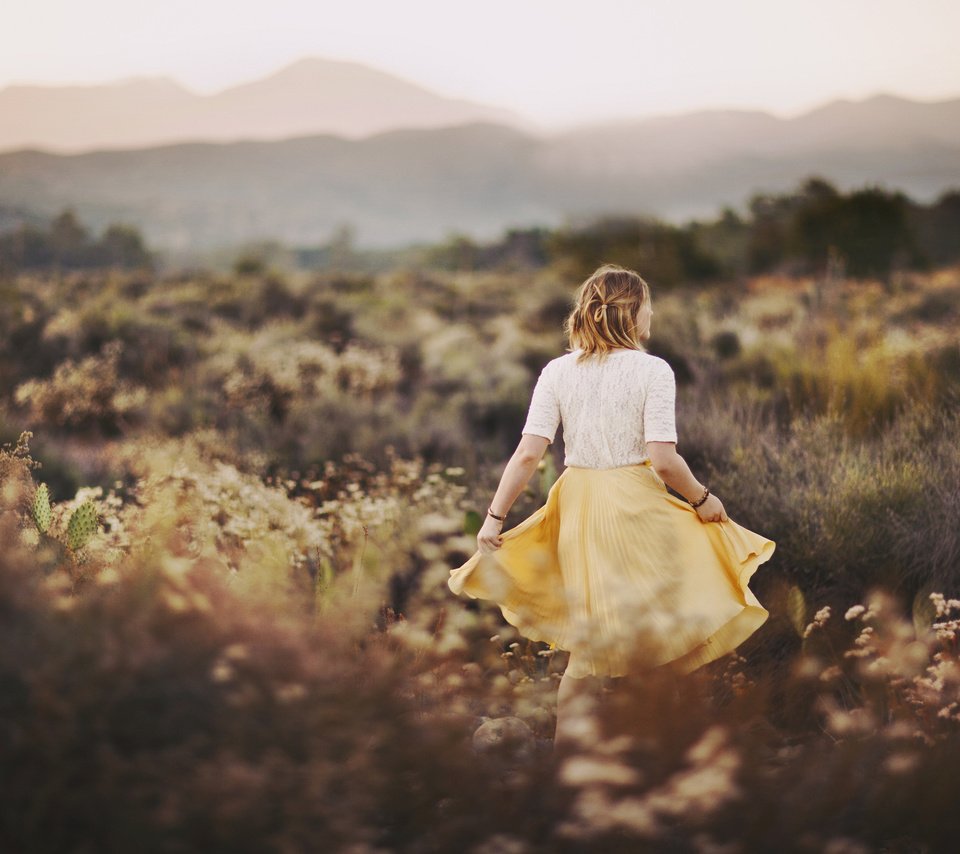 Обои трава, девушка, поле, юбка, спина, блузка, grass, girl, field, skirt, back, blouse разрешение 2048x1365 Загрузить