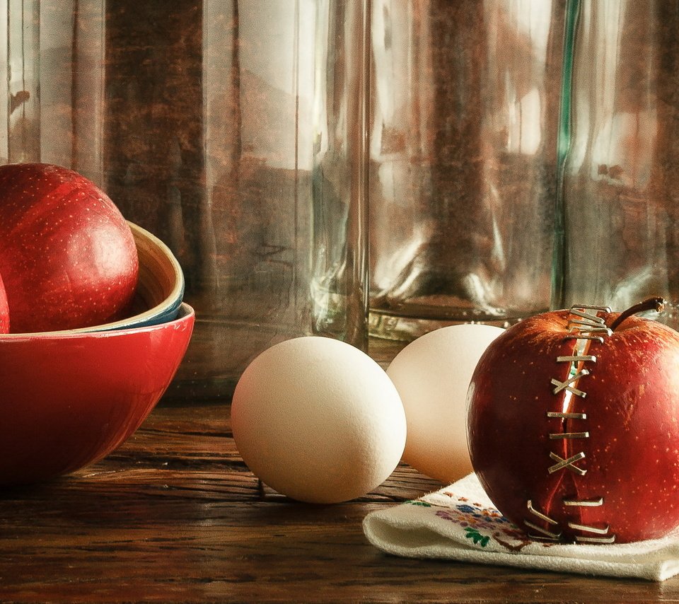 Обои яблоки, пиалы, стол, фрукты. яблоки, стекло, скобы, яйца, бутылки, салфетка, натюрморт, половинки, apples, bowls, table, fruit. apples, glass, staples, eggs, bottle, napkin, still life, halves разрешение 2048x1152 Загрузить