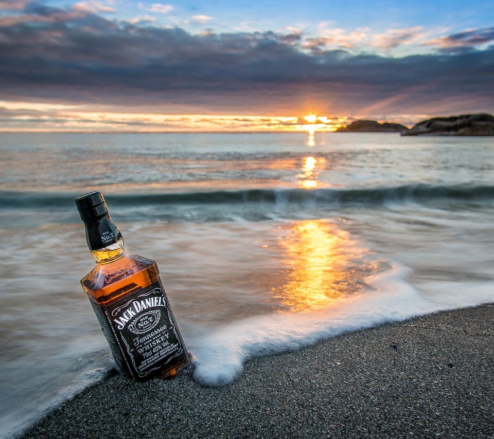 Обои закат, пляж, стекло, бутылка, виски, джек дениелс, sunset, beach, glass, bottle, whiskey, jack daniels разрешение 2048x1152 Загрузить