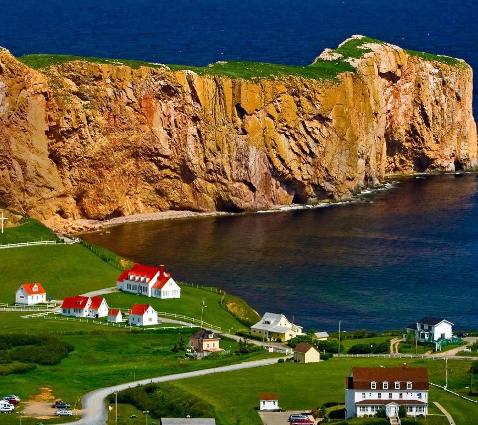 Обои море, дома, канада, мыс, квебек, перс рок, гаспе, sea, home, canada, cape, qc, perce rock, gaspé разрешение 1920x1080 Загрузить