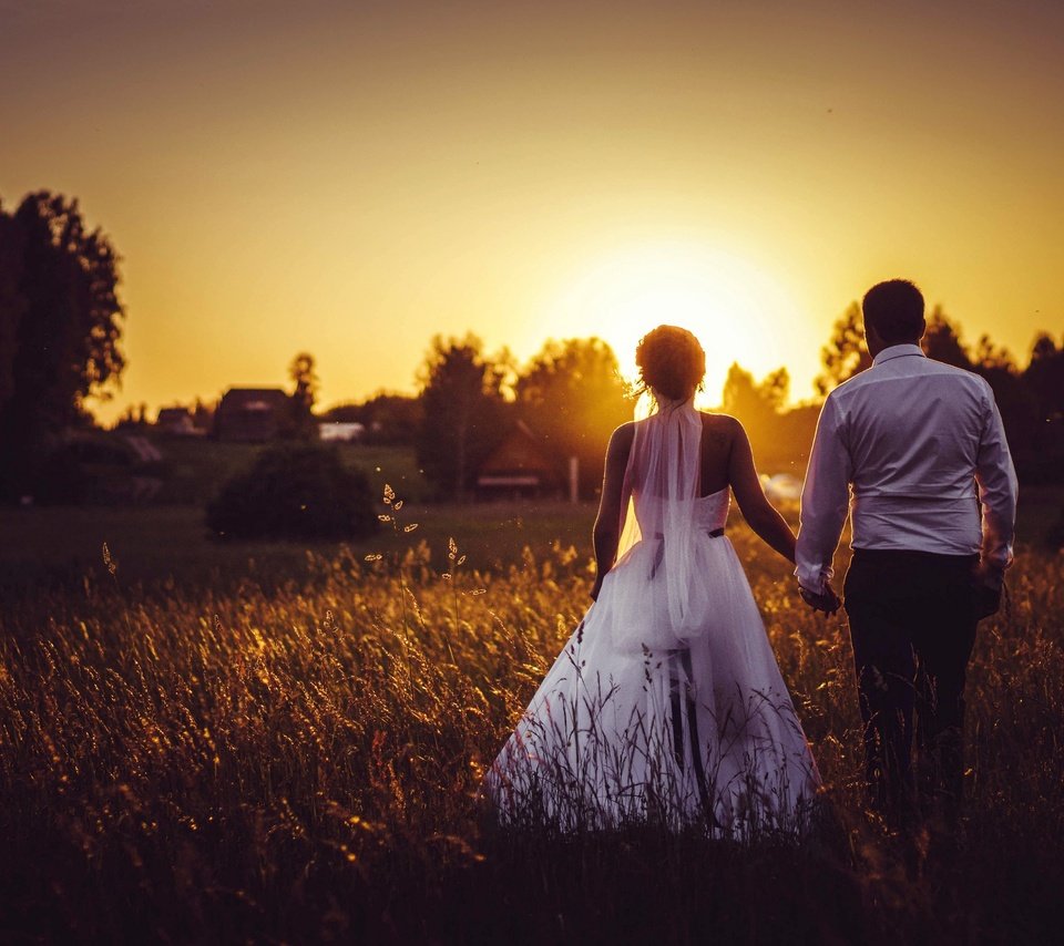 Обои закат, поле, жених, свадьба, невеста, sunset, field, the groom, wedding, the bride разрешение 2880x1920 Загрузить