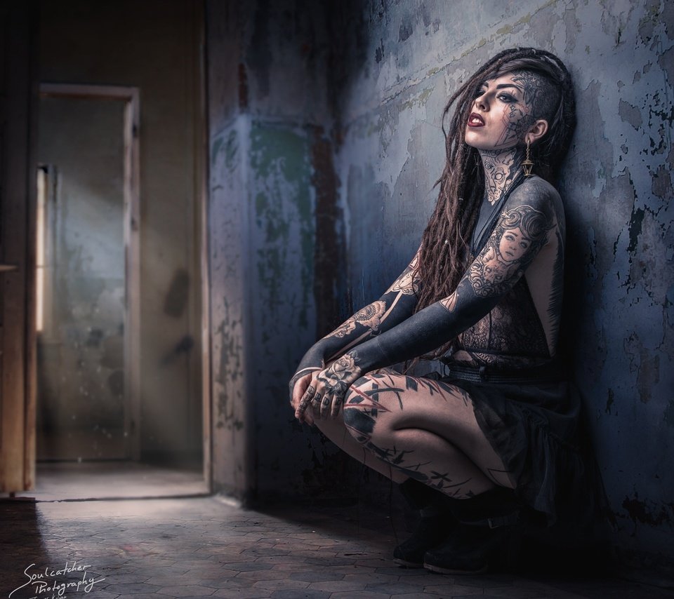 Обои девушка, модель, тату, длинные волосы, thomas kilian, girl, model, tattoo, long hair разрешение 2048x1919 Загрузить