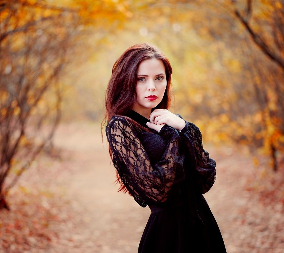 Обои девушка, платье, взгляд, осень, волосы, макияж, girl, dress, look, autumn, hair, makeup разрешение 2048x1362 Загрузить