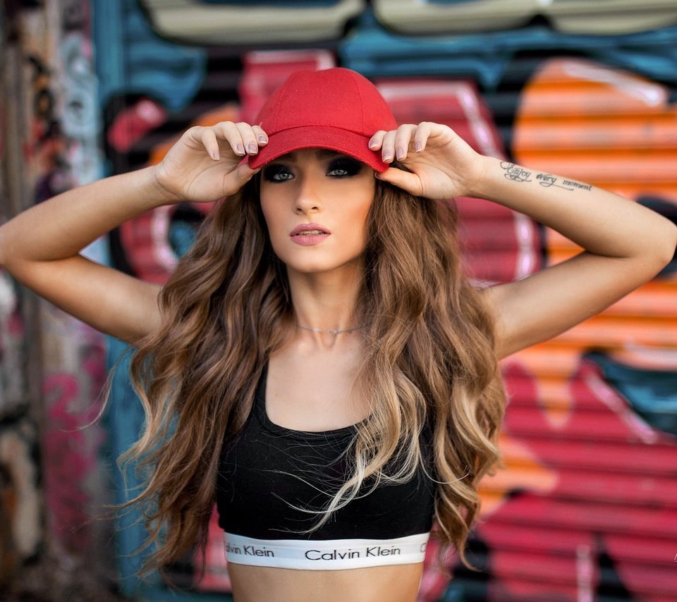 Обои поза, волосы, макияж, граффити, кепка, майка, боке, aleksandra taranova, pose, hair, makeup, graffiti, cap, mike, bokeh разрешение 2560x1612 Загрузить