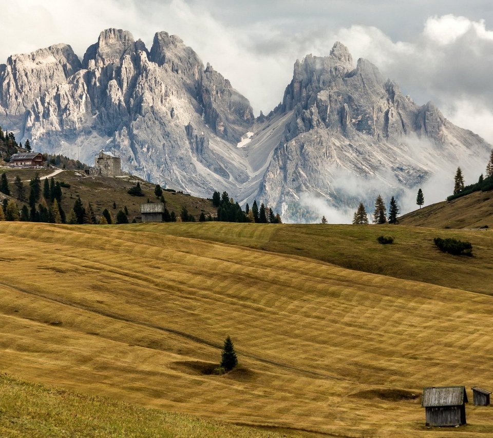 Обои горы, поля, дома, италия, южный тироль, трентино-альто-адидже, mountains, field, home, italy, south tyrol, trentino-alto adige / südtirol разрешение 1920x1200 Загрузить