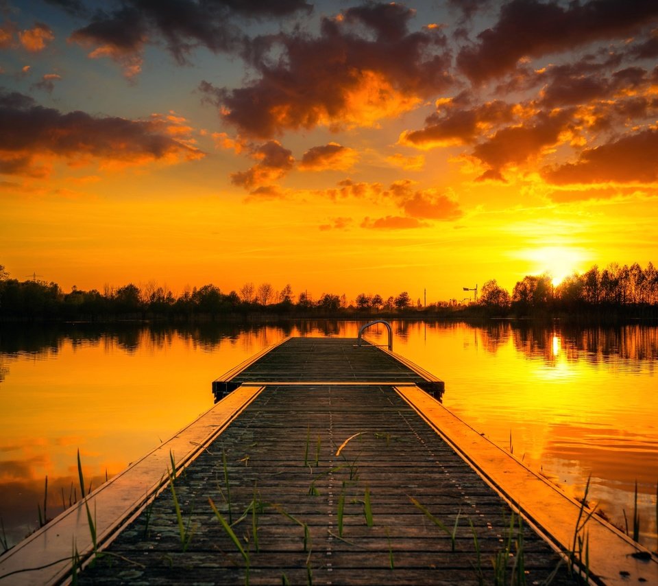 Обои облака, вечер, озеро, закат, причал, тишина, clouds, the evening, lake, sunset, pier, silence разрешение 2554x1600 Загрузить