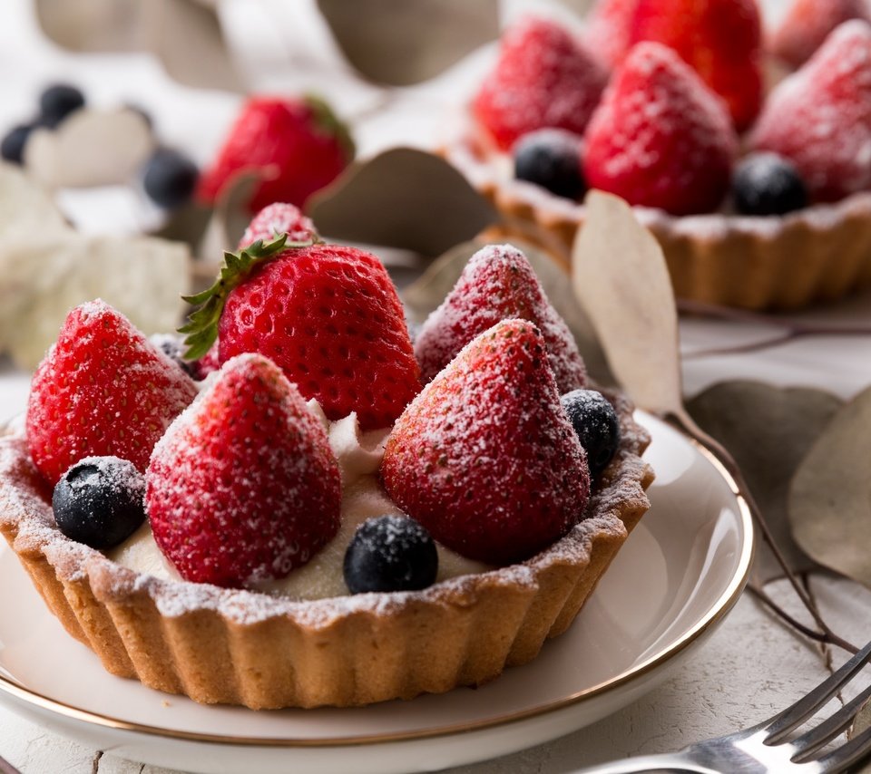 Обои клубника, ягоды, черника, сладкое, десерт, пирожное, strawberry, berries, blueberries, sweet, dessert, cake разрешение 2048x1365 Загрузить