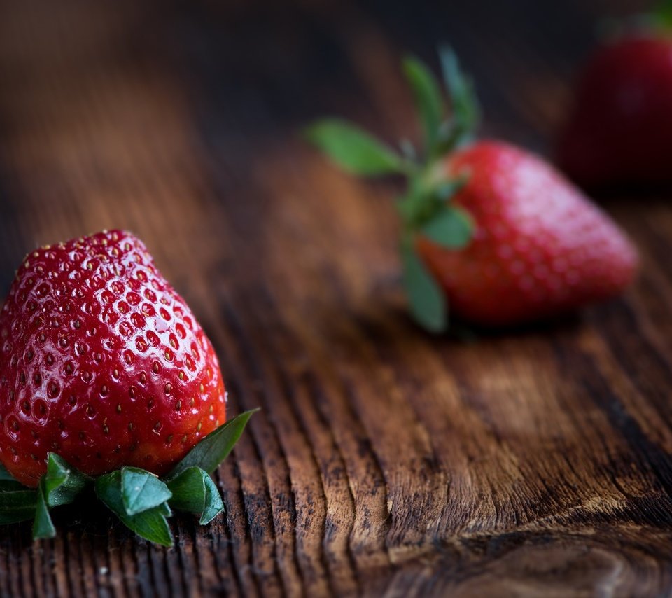 Обои макро, клубника, стол, ягоды, вкусно, macro, strawberry, table, berries, delicious разрешение 2880x1800 Загрузить