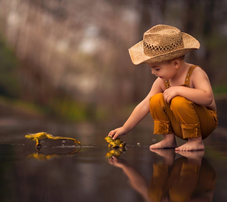 Обои отражение, дети, ребенок, мальчик, шляпа, лягушки, босиком, reflection, children, child, boy, hat, frogs, barefoot разрешение 2000x1333 Загрузить