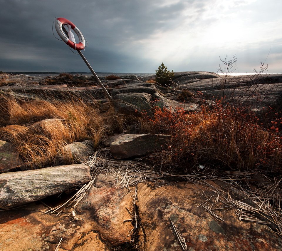 Обои трава, камни, берег, пейзаж, море, знак, круг, grass, stones, shore, landscape, sea, sign, round разрешение 2560x1600 Загрузить