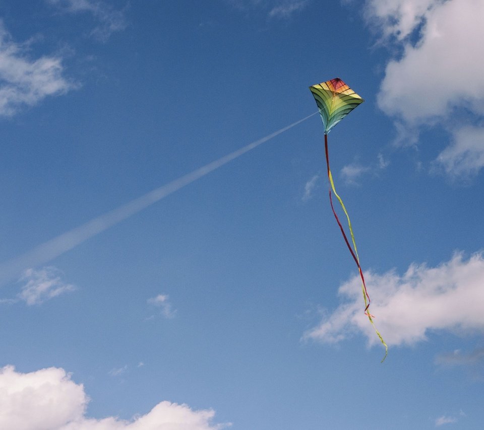 Обои небо, облака, воздушный змей, свобода, летучий змей, the sky, clouds, kite, freedom, flying snakes разрешение 2560x1920 Загрузить