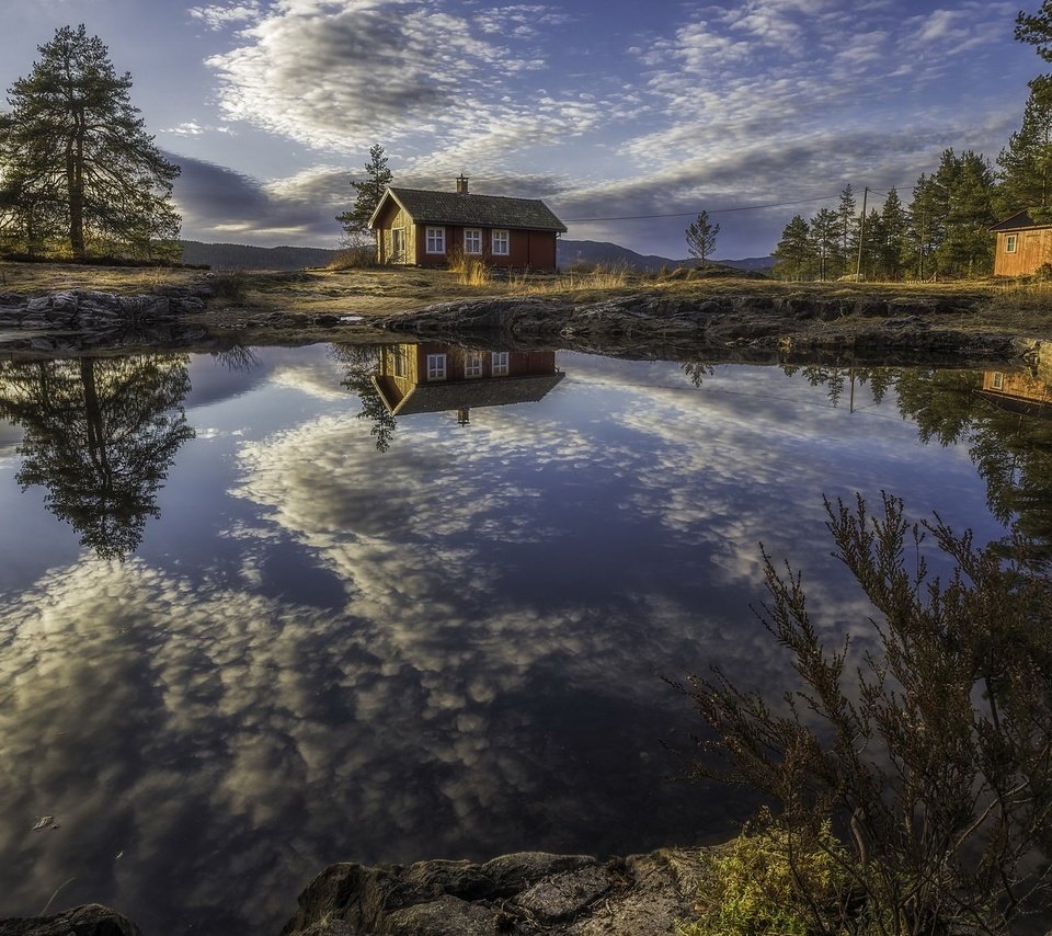 Обои облака, деревья, озеро, отражение, дома, дом, норвегия, рингерике, clouds, trees, lake, reflection, home, house, norway, ringerike разрешение 2048x1152 Загрузить