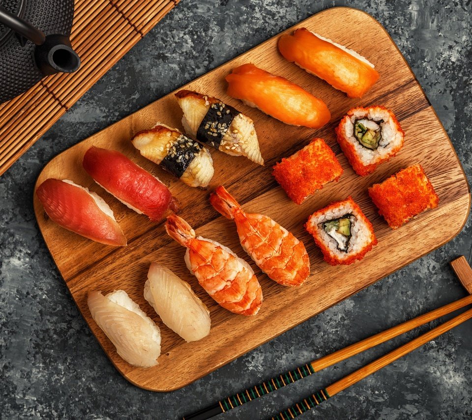 Обои рыба, палочки, суши, роллы, морепродукты, японская кухня, роллы., fish, sticks, sushi, rolls, seafood, japanese cuisine, rolls. разрешение 2560x1706 Загрузить