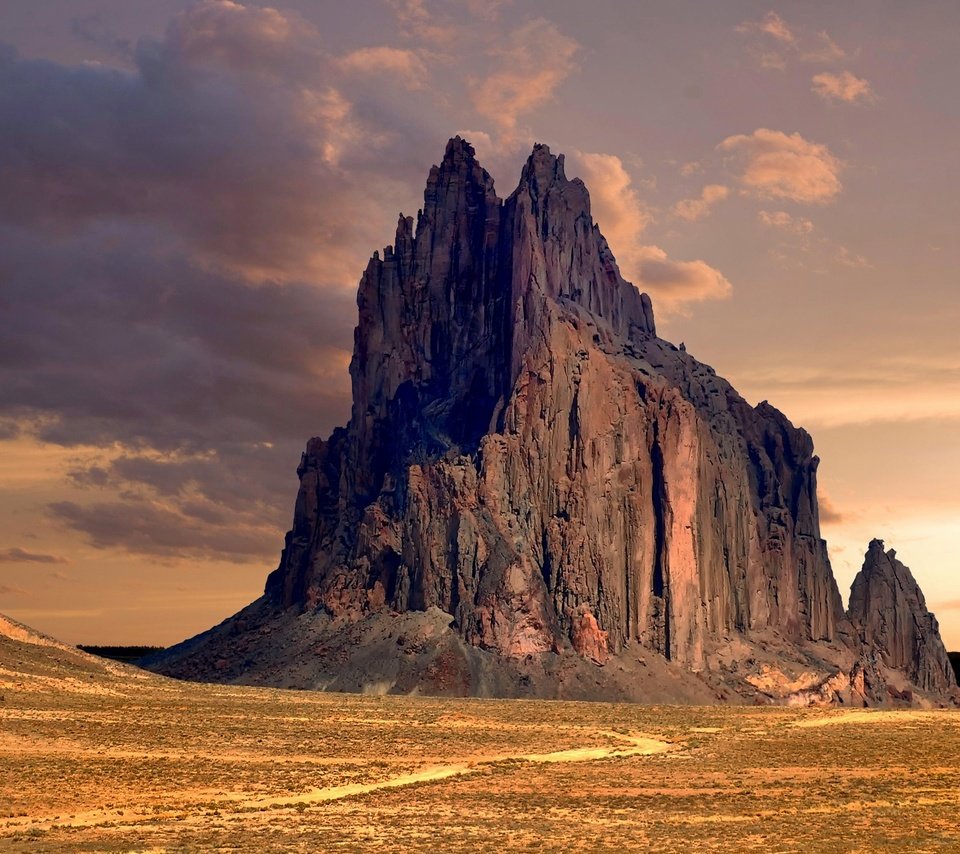 Обои скала, пустыня, нью-мексико, десерд, горная порода, rock formation, shiprock peak, скала шипрок, крылатая скала, rock, desert, new mexico разрешение 2406x1600 Загрузить
