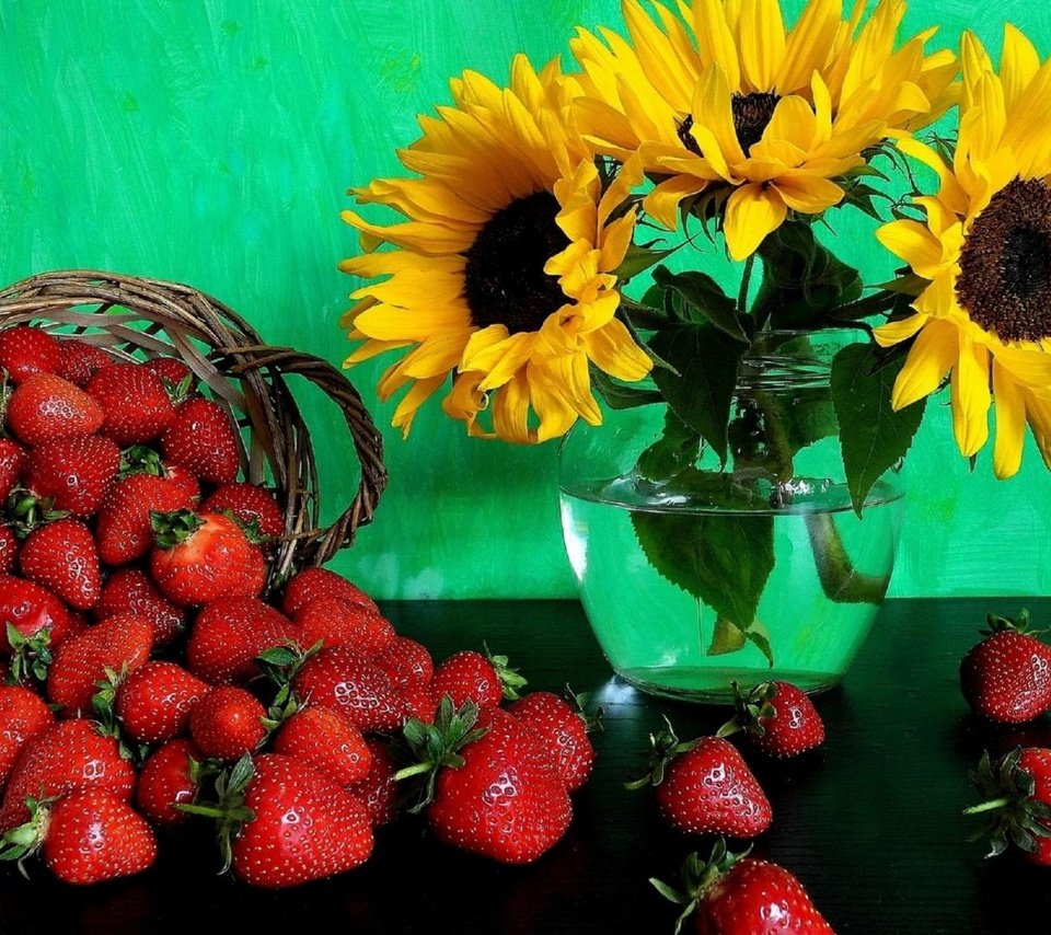 Обои цветы, клубника, букет, подсолнухи, ягоды, ваза, корзинка, flowers, strawberry, bouquet, sunflowers, berries, vase, basket разрешение 3840x2160 Загрузить