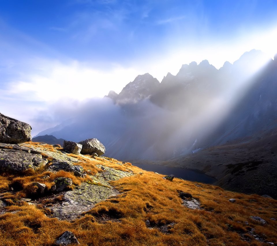 Обои свет, горы, солнце, камни, лучи, осень, light, mountains, the sun, stones, rays, autumn разрешение 1920x1080 Загрузить