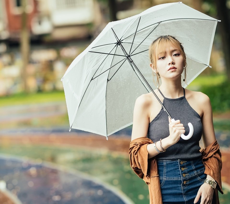 Обои девушка, портрет, взгляд, волосы, зонт, лицо, азиатка, girl, portrait, look, hair, umbrella, face, asian разрешение 2048x1257 Загрузить