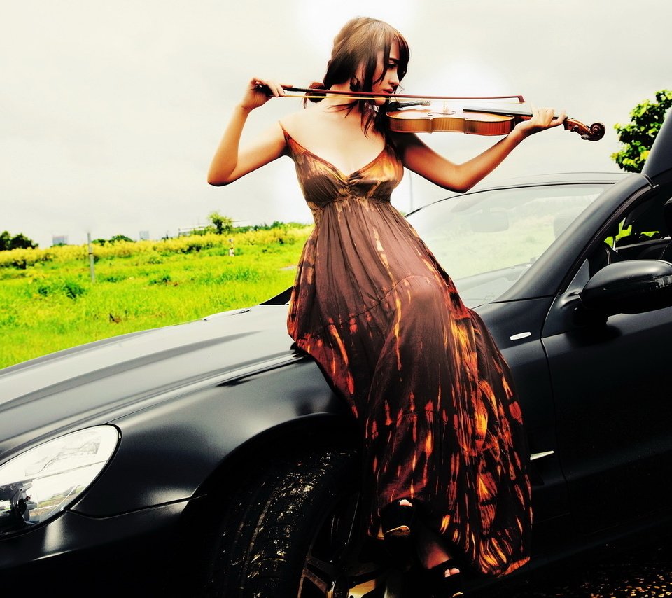 Обои девушка, скрипка, музыка, автомобиль, мерседес-бенц, girl, violin, music, car, mercedes-benz разрешение 1920x1080 Загрузить