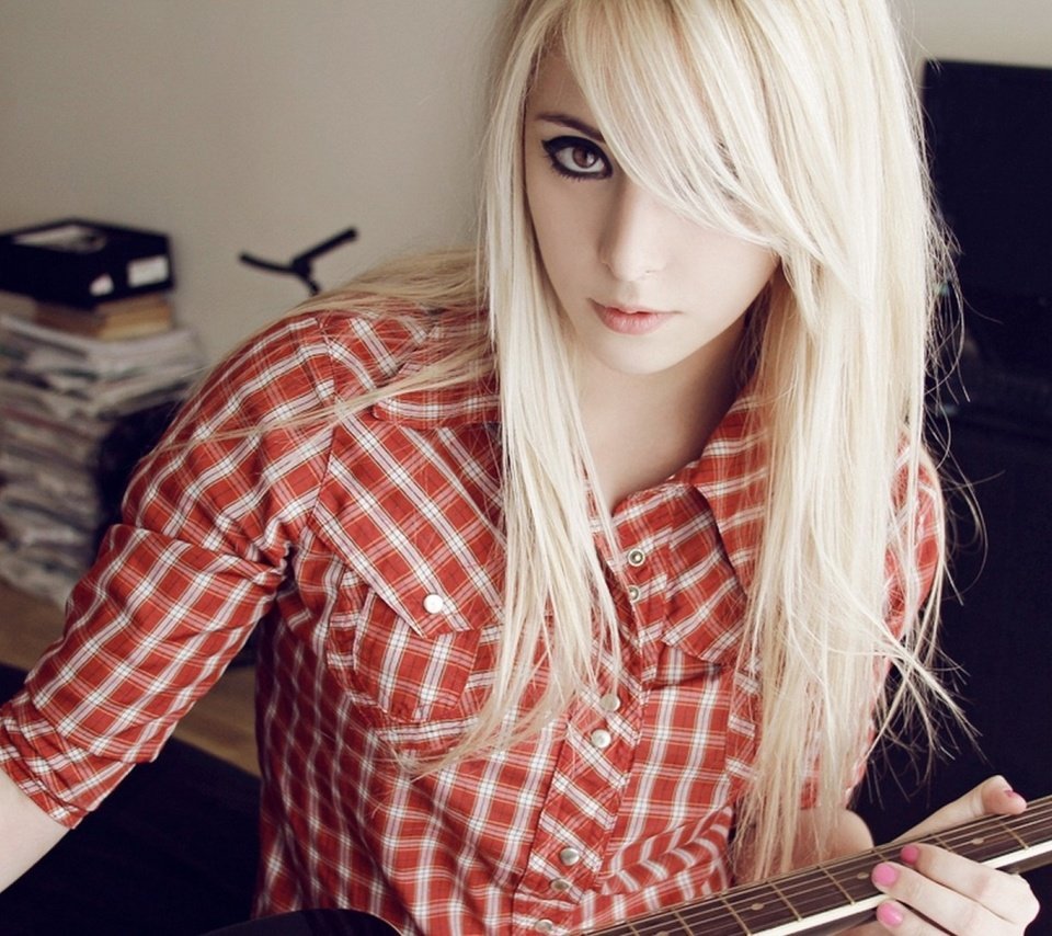 Обои девушка, блондинка, гитара, взгляд, комната, позирует, bessy, girl, blonde, guitar, look, room, posing разрешение 2560x1440 Загрузить