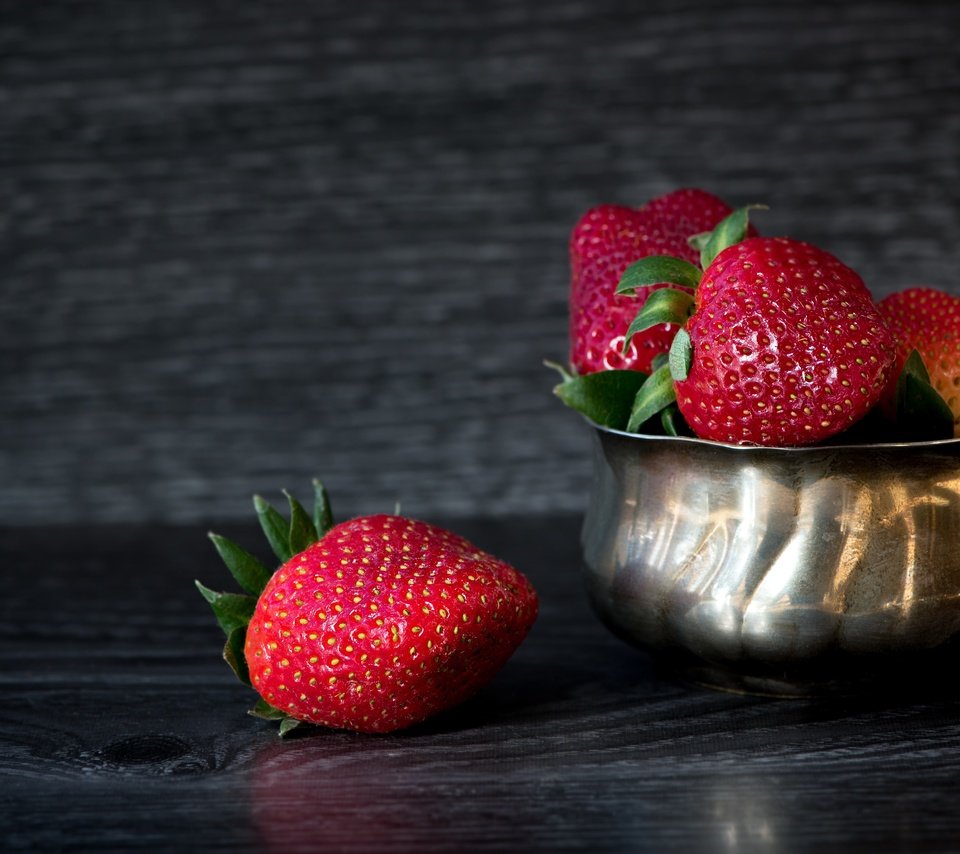 Обои металл, клубника, доски, темный фон, ягоды, миска, metal, strawberry, board, the dark background, berries, bowl разрешение 6016x3384 Загрузить