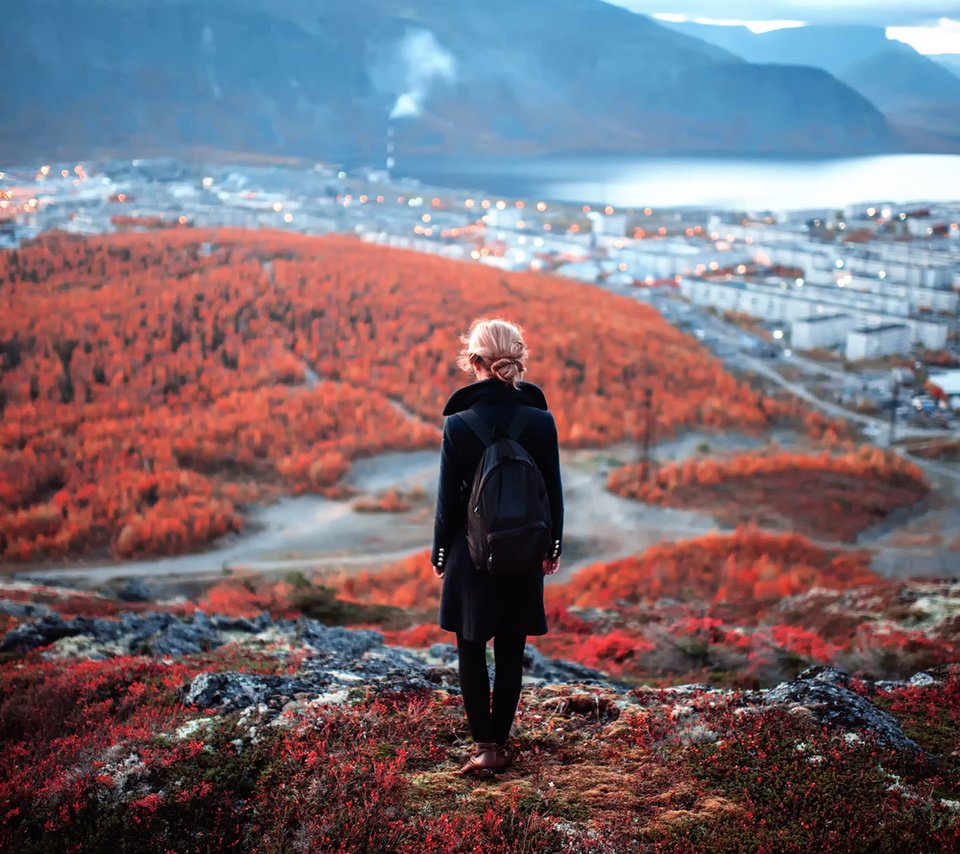 Обои горы, девушка, вид, город, осень, рюкзак, пальто, хибины, mountains, girl, view, the city, autumn, backpack, coat, khibiny разрешение 1920x1278 Загрузить