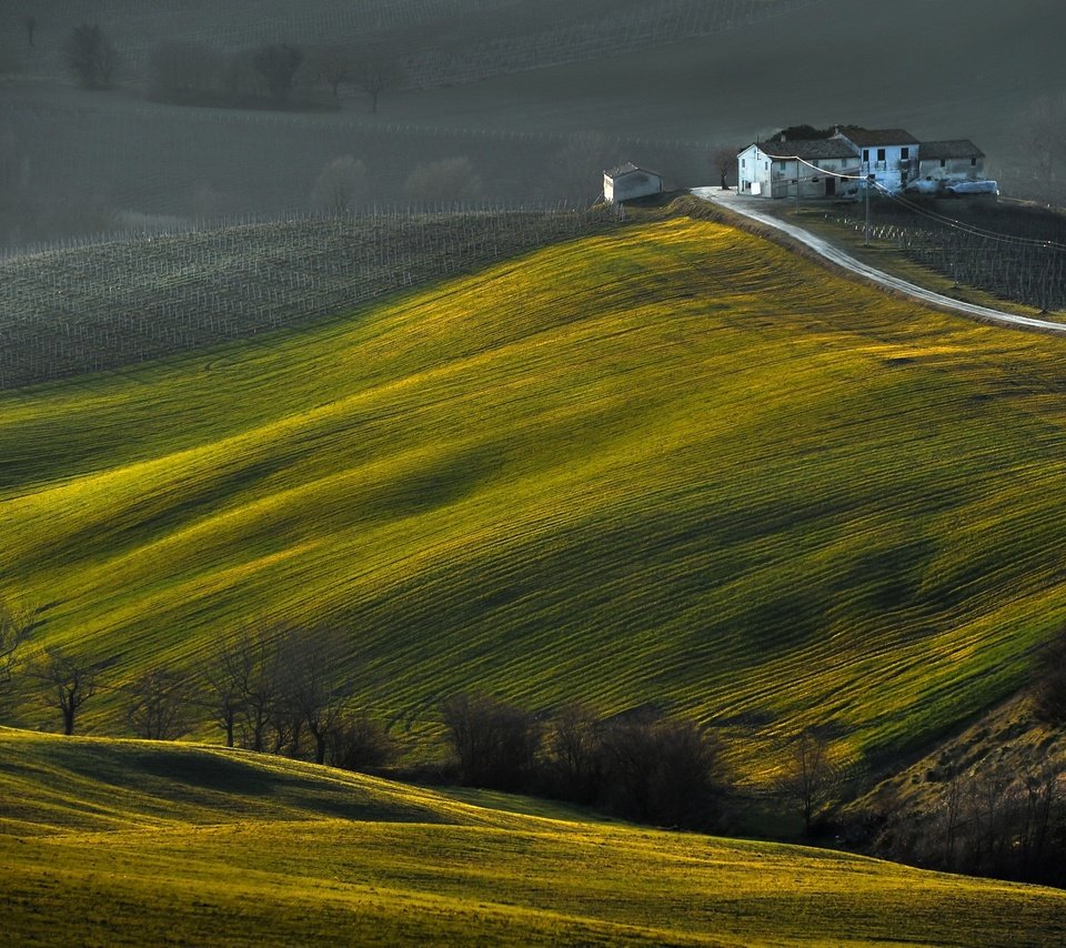 Обои дорога, деревья, холмы, поле, дом, riccardo pesaresi, road, trees, hills, field, house разрешение 2560x1702 Загрузить