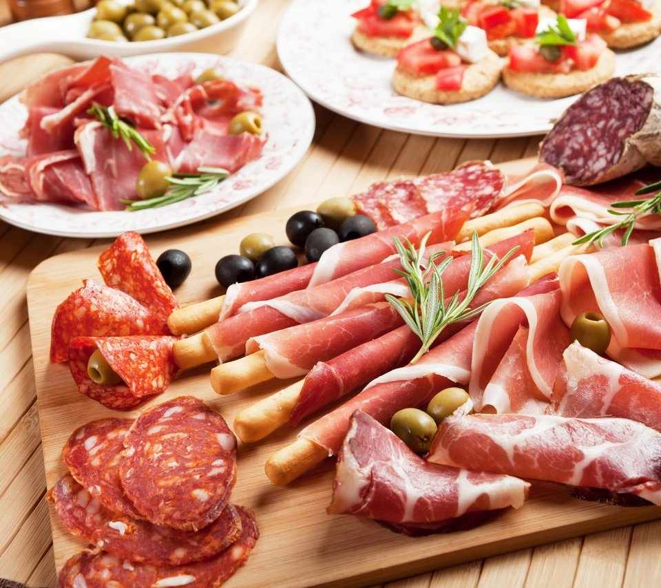 Обои доска, мясо, колбаса, оливки, маслины, бекон, нарезка, board, meat, sausage, olives, bacon, cutting разрешение 5616x3744 Загрузить