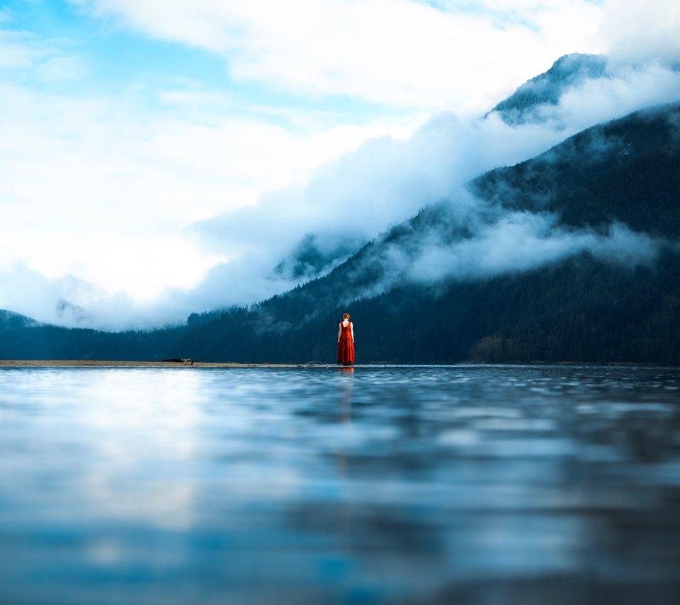 Обои вода, озеро, горы, девушка, платье, туман, гладь, lizzy gadd, water, lake, mountains, girl, dress, fog, surface разрешение 2048x1365 Загрузить