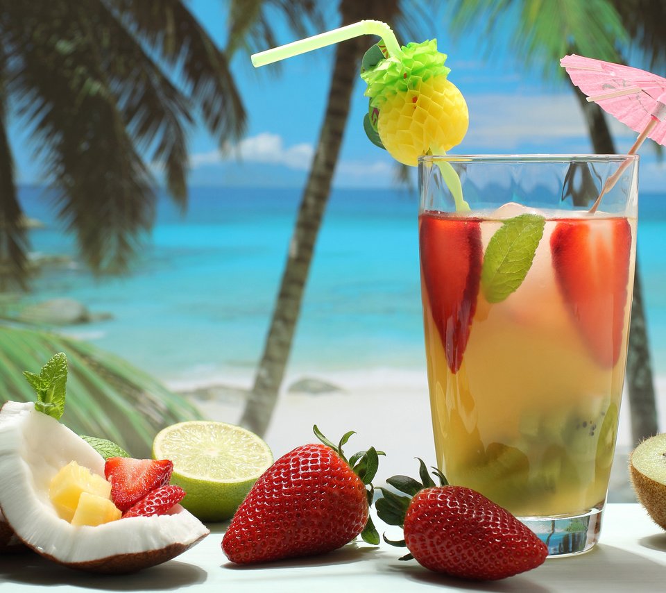 Обои напиток, фрукты, клубника, ягоды, лайм, коктейль, киви, кокос, drink, fruit, strawberry, berries, lime, cocktail, kiwi, coconut разрешение 3840x2400 Загрузить