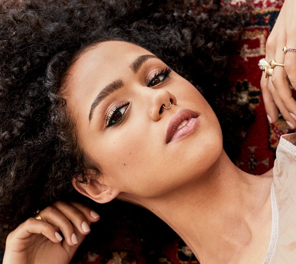 Обои девушка, nathalie emmanuel, натали эммануэль, портрет, взгляд, волосы, лицо, актриса, кольца, пирсинг, girl, portrait, look, hair, face, actress, ring, piercing разрешение 2000x1431 Загрузить