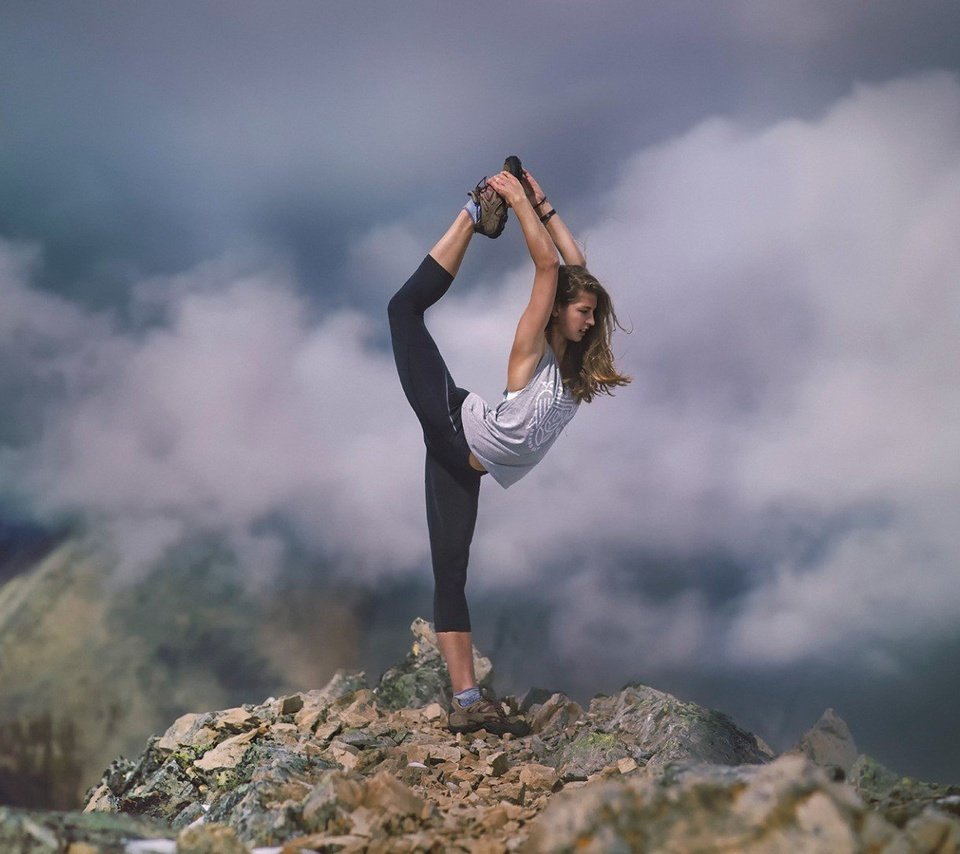 Обои облака, горы, девушка, растяжка, йога, clouds, mountains, girl, stretching, yoga разрешение 1920x1080 Загрузить