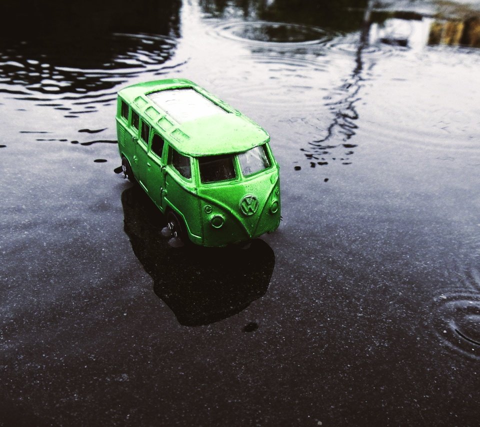 Обои вода, игрушка, фургон, фольксваген, моделька, water, toy, van, volkswagen, model разрешение 4224x2772 Загрузить