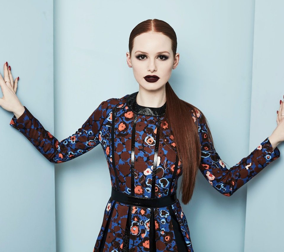 Обои девушка, madelaine petsch, мэделин петш, платье, поза, взгляд, волосы, лицо, актриса, макияж, girl, madeline pets, dress, pose, look, hair, face, actress, makeup разрешение 2048x1365 Загрузить