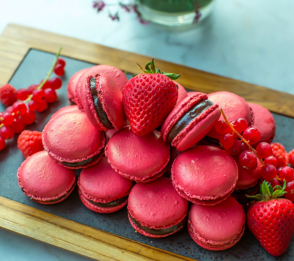 Обои клубника, розовый, сладкое, выпечка, смородина, макаруны, strawberry, pink, sweet, cakes, currants, macaroon разрешение 5416x3662 Загрузить