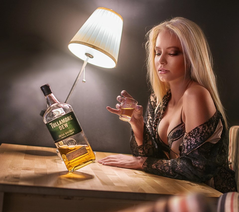 Девушка с бутылкой виски