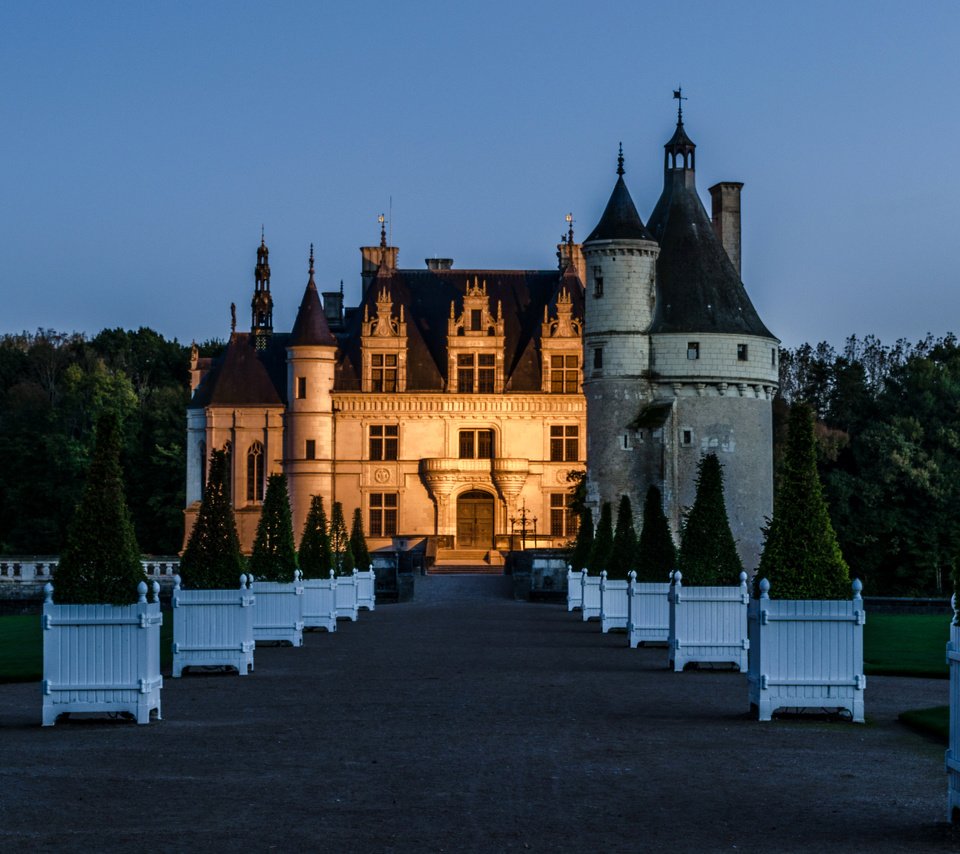 Обои деревья, chateau de chenonceau, вечер, дизайн, замок, сад, франция, газон, замок шенонсо, trees, the evening, design, castle, garden, france, lawn, the castle of chenonceau разрешение 3020x2000 Загрузить