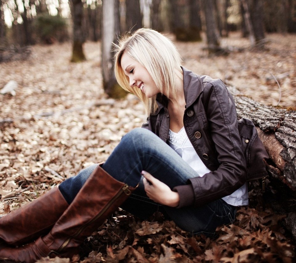 Обои лес, девушка, блондинка, улыбка, бревно, сапоги, forest, girl, blonde, smile, log, boots разрешение 2560x1600 Загрузить