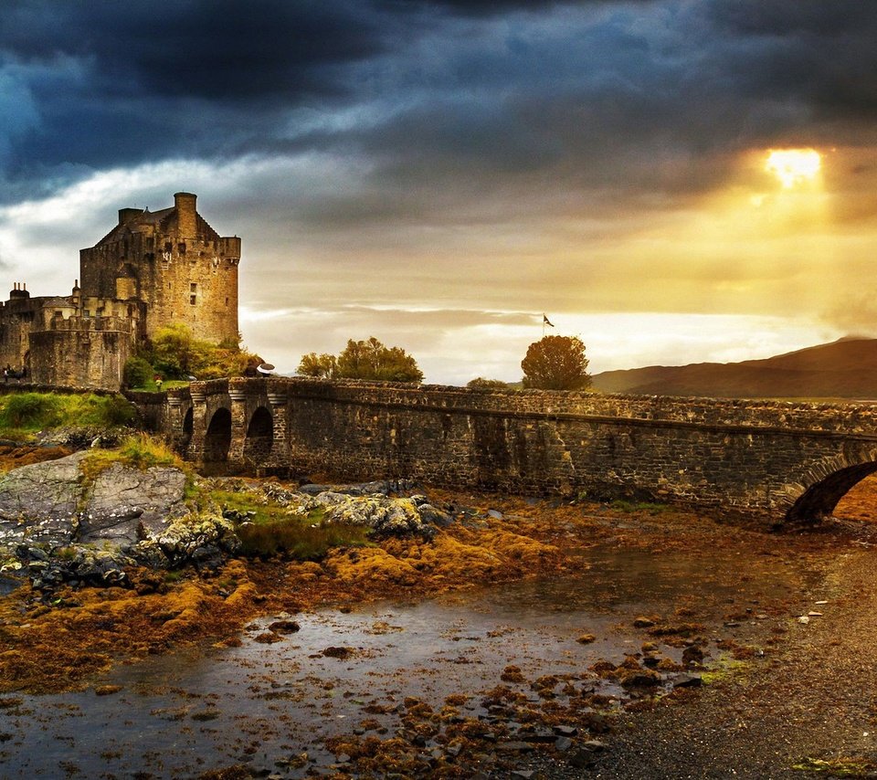 Обои шотландия, небо, замок эйлен-донан, развалины, закат, мост, замок, великобритания, город, руины, scotland, the sky, the eilean donan castle, the ruins, sunset, bridge, castle, uk, the city, ruins разрешение 2708x1523 Загрузить