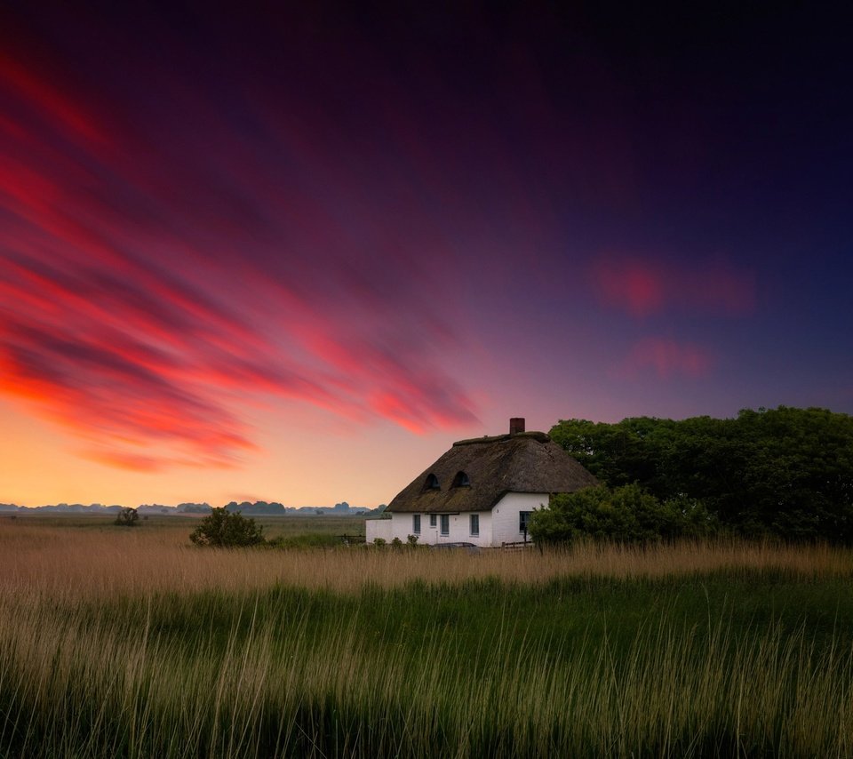 Обои небо, облака, вечер, краски, дом, домик, the sky, clouds, the evening, paint, house разрешение 2048x1365 Загрузить