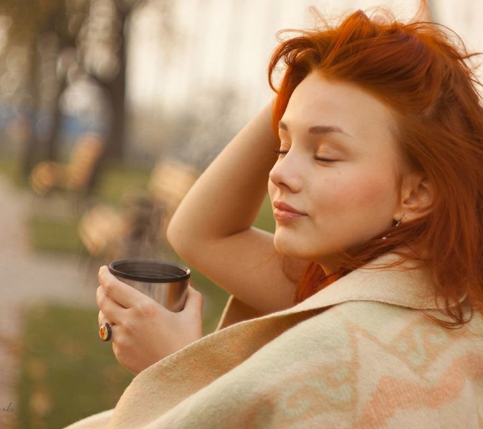 Обои девушка, парк, утро, кофе, плед, girl, park, morning, coffee, plaid разрешение 1970x1318 Загрузить