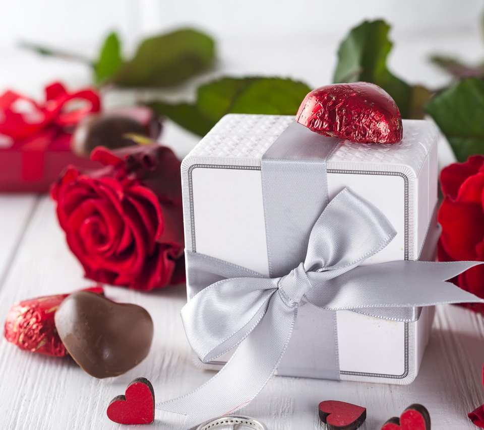 Обои цветы, влюбленная, розы, валентинов день, красные, букет, подарок, сердечки, романтик, в шоколаде, flowers, love, roses, valentine's day, red, bouquet, gift, hearts, romantic, chocolate разрешение 2112x1188 Загрузить