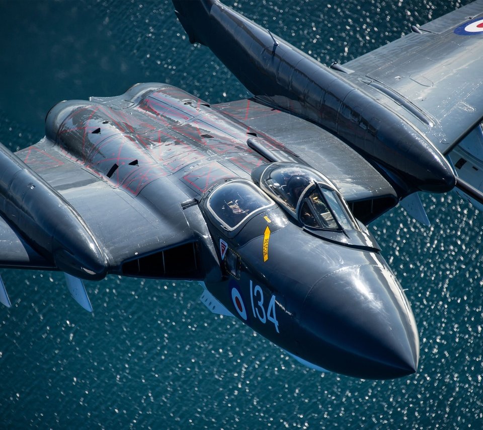 Обои пилот, полет, истребитель, raf, кокпит, royal navy, sea vixen, de havilland aircraft company, pilot, flight, fighter, cockpit разрешение 1920x1280 Загрузить